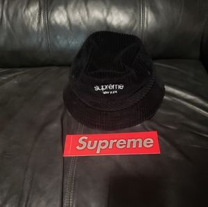 Supreme backet hat wide